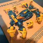 F1 Pit Stop Diorama - McLaren MCL38 Lando Norris with Pit Crew